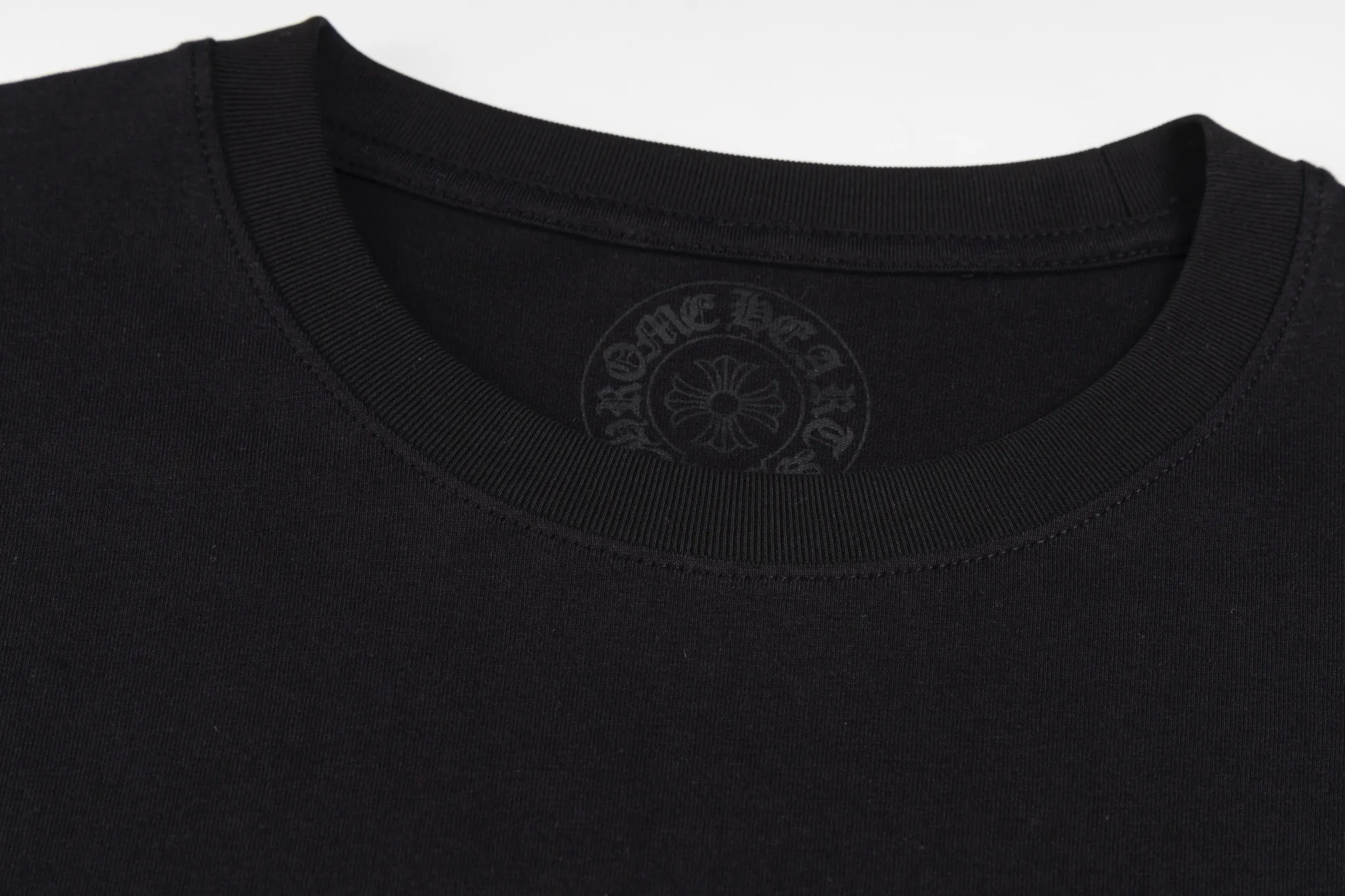 🅿️340 [Exclusive supply] CH Crow Heart Graffiti Limited Long Sleeve (Black) The fabric is made of 26-woven 220g cotton, and the printing is printed with ink. The most important thing is that the leather is sewn by hand (handwork involves high costs). A lot of effort has been put into the fabric, hardware and craftsmanship. The top quality and industry benchmark in the market are only owned by a few people. The overall wiring is straight and delicate, the fabric is comfortable and soft, and the color is consistent without color difference. It can be matched with the same style to create a fashionable look and control various occasions. Customized accessories, complete with three standards, same style for men and women! Size:S/M/L